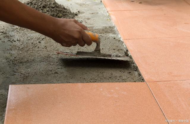 阳台瓷砖空鼓脱落什么原因造成的(阳台瓷砖空鼓脱落什么原因造成的怎么办)